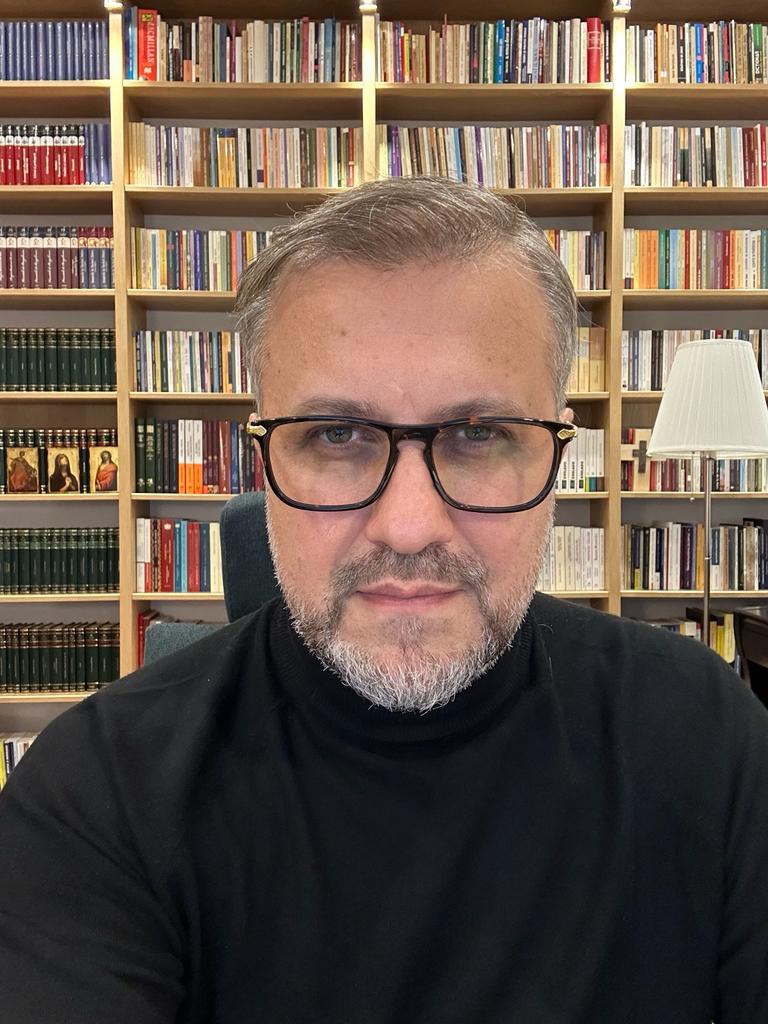 Părintele Vasile Ioana și Dr. Cristian Manea, în fața publicului, la Sala Rapsodia 18882278