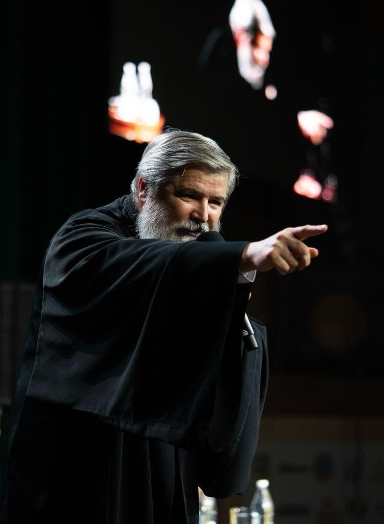 Părintele Vasile Ioana și Dr. Cristian Manea, în fața publicului, la Sala Rapsodia 18882280