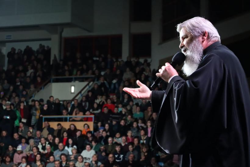 Părintele Vasile Ioana și Dr. Cristian Manea, în fața publicului, la Sala Rapsodia 18882281