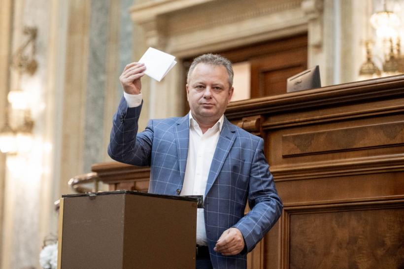 România, la picioarele lor: Viaţă de lux pe banii noștri. Topul baronilor cu afaceri din bani publici 18882738