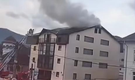 Incendiu devastator la o pensiune din Călimănești! Un angajat a murit, iar altul a fost dus de urgență la spital