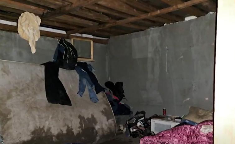 Sclavi în România, la Giurgiu. Persoane cu dizabilități, în condiții inumane, supuse la violențe inimaginabile: mi-a spus că dacă voi pleca mă va lega de mașină și mă va târî în urma ei 18883365