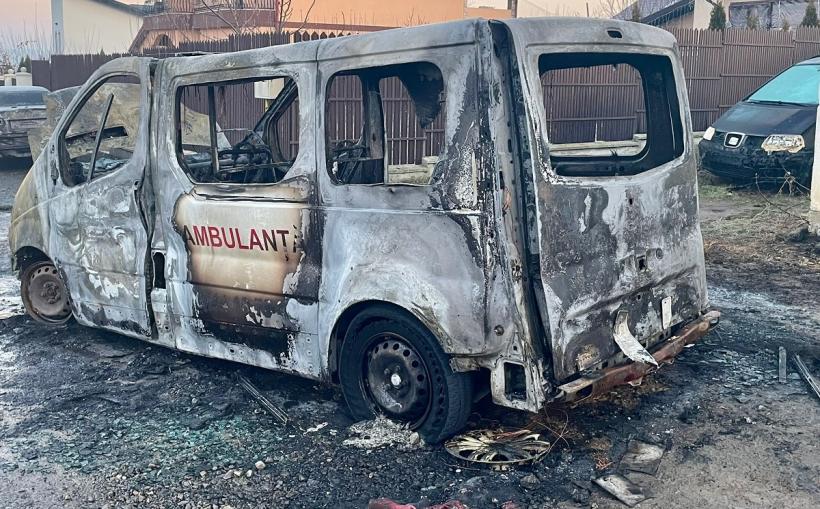 Incendiu pe o stradă din Botoșani. O ambulanță privată a ars
