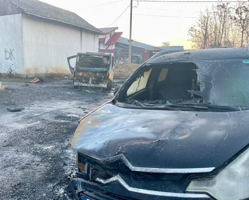 Incendiu pe o stradă din Botoșani. O ambulanță privată a ars 18883394