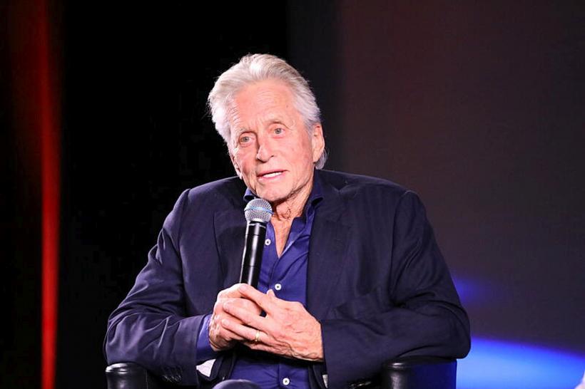 Michael Douglas, de nerecunoscut în rolul lui Benjamin Franklin. Care a fost reacția soției sale, Catherine Zeta-Jones 18883648