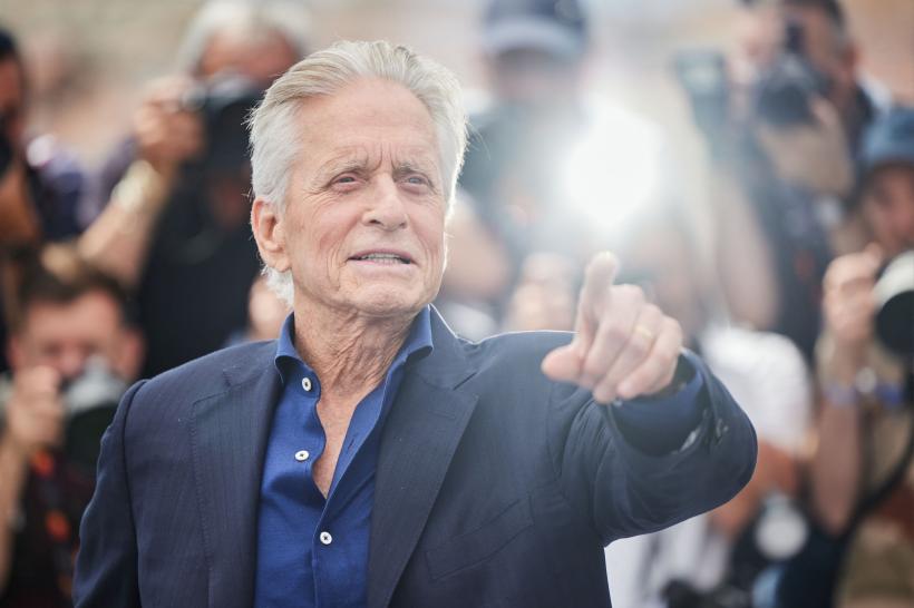 Michael Douglas, de nerecunoscut în rolul lui Benjamin Franklin. Care a fost reacția soției sale, Catherine Zeta-Jones 18883718