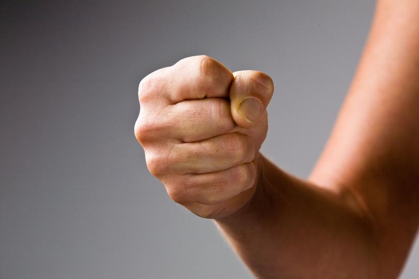 Abuzuri incredibile ale autorităților din Vaslui. Poprire pe contul unui român după ce a criticat primăria. Tatăl său a fost călcat în picioare de polițiști 18883809