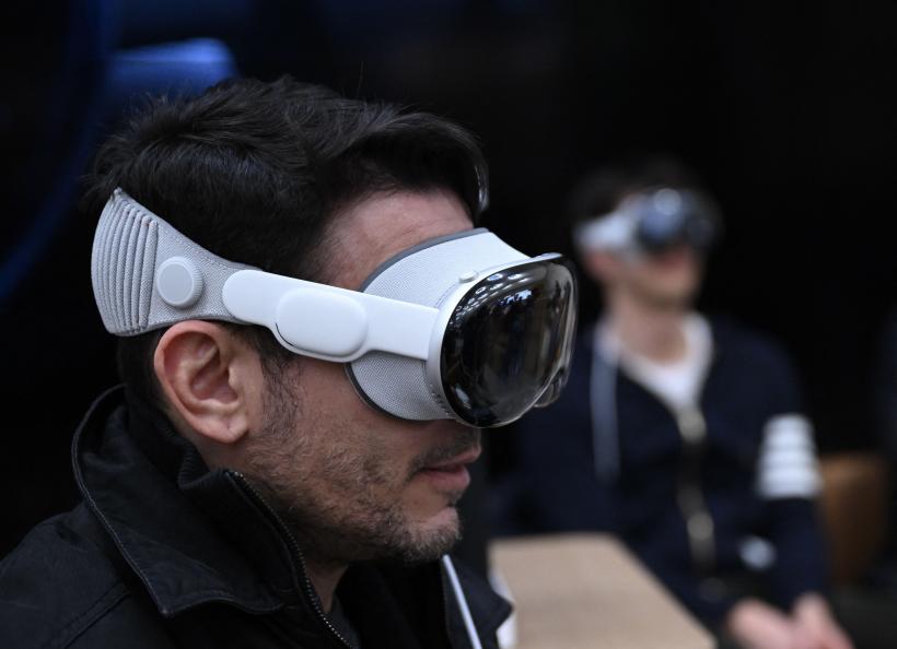 Noile căşti Vision Pro de la Apple, revândute la 5.000 de dolari pe pieţe din afara SUA 18883761