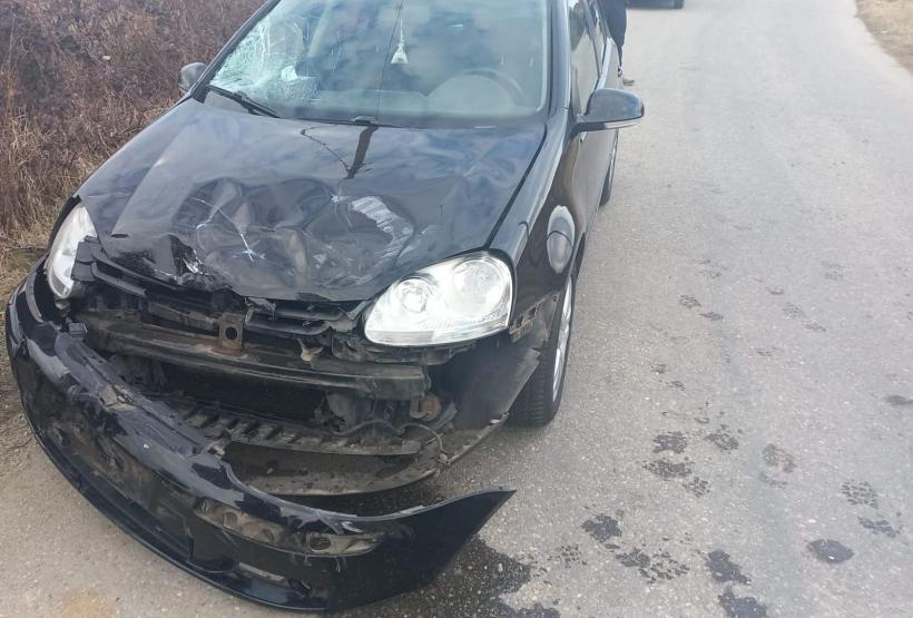 Argeș: Doi răniți într-un accident în care au fost implicate o motocicletă și un autoturism