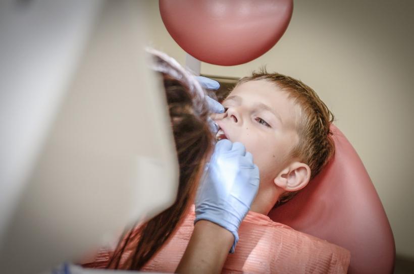 Plombele dentare din amalgam, interzise în toate țările UE din 2025. Acord pentru eliminarea completă a mercurului în Europa