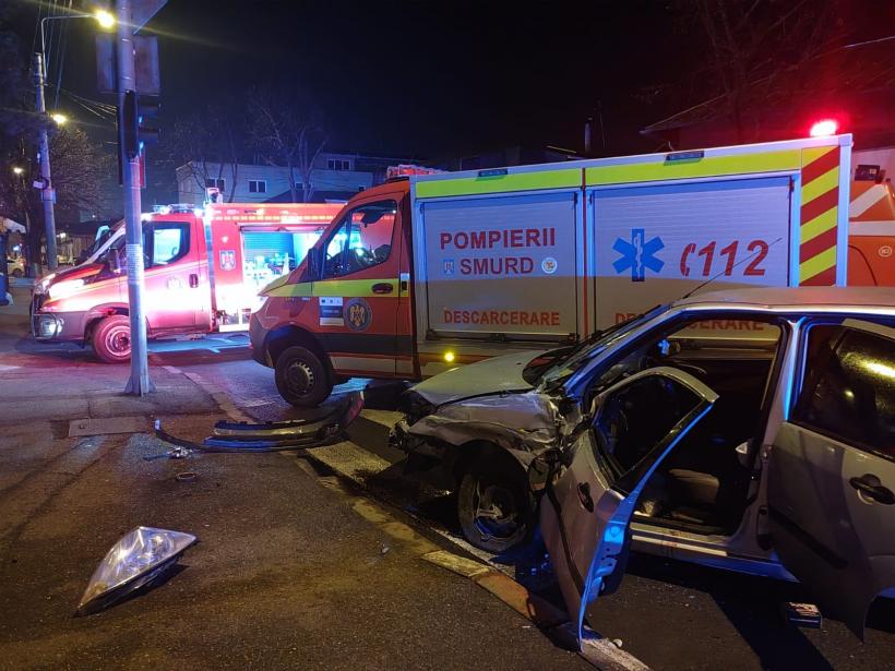 Accident între un autobuz și o mașină pe o stradă din Ploiești. Șoferul autoturismului a ajuns la spital