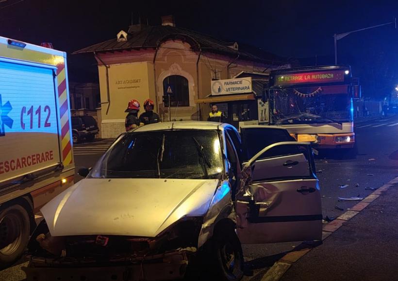 Accident între un autobuz și o mașină pe o stradă din Ploiești. Șoferul autoturismului a ajuns la spital 18884292