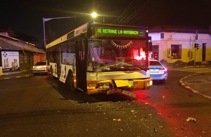 Accident între un autobuz și o mașină pe o stradă din Ploiești. Șoferul autoturismului a ajuns la spital 18884293