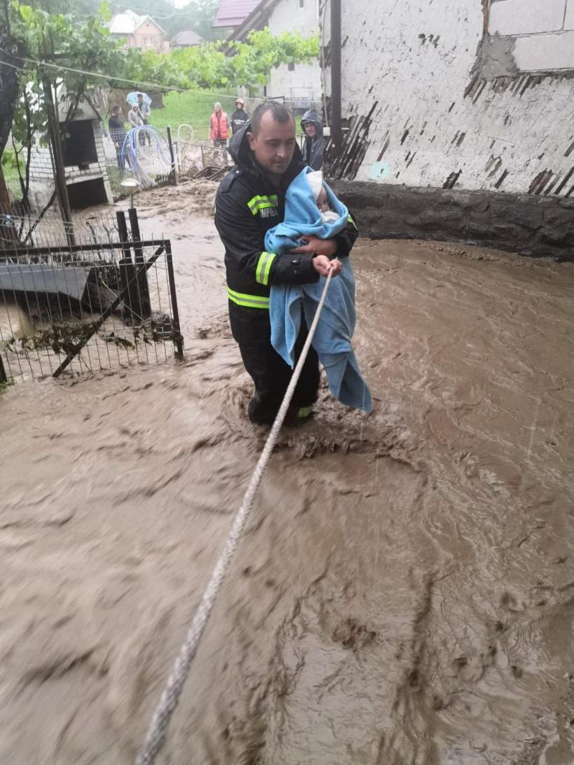 Șapte persoane, evacuate în Hunedoara din cauza inundațiilor