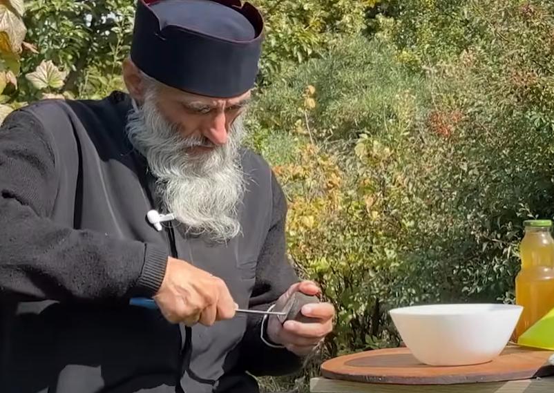 Leacuri mănăstirești: remediu naturist moștenit din bătrâni, pentru răceală, pregătit de călugării români 