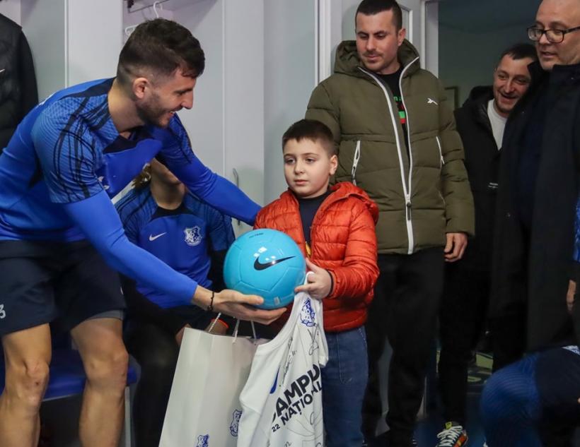 Un băiețel de 6 ani, care plângea la înfrângerea Farului cu Dinamo, a primit un cadou surpriză de la Gică Hagi 18884591