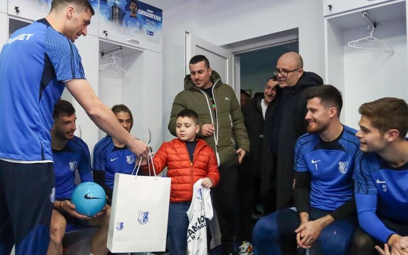 Un băiețel de 6 ani, care plângea la înfrângerea Farului cu Dinamo, a primit un cadou surpriză de la Gică Hagi 18884594