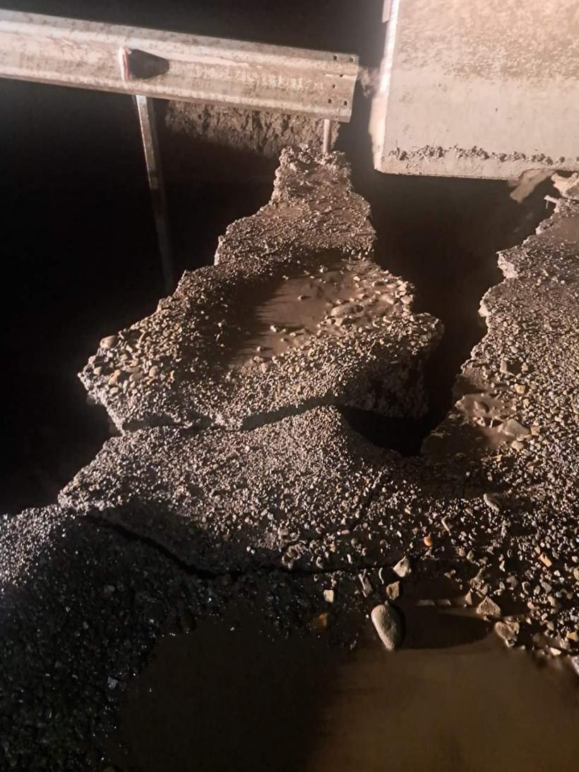 Un pod s-a surpat în Suceava, din cauza viiturilor 18884457