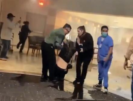 Tragedie de proporții după ce un șofer a intrat cu mașina în camera de urgență a unui spital. Un mort și 5 răniți, printre care și un copil în stare gravă  18884459