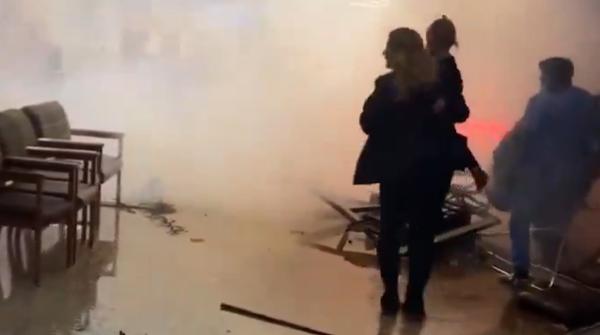 Tragedie de proporții după ce un șofer a intrat cu mașina în camera de urgență a unui spital. Un mort și 5 răniți, printre care și un copil în stare gravă  18884460