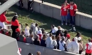 Atac armat cu 21 de victime la parada Kansas City Chiefs, câștigătoarea Super Bowl. Printre răniți sunt și copii. Update: O persoană a decedat 18884685