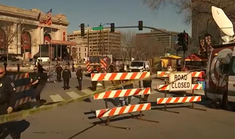 Atac armat cu 21 de victime la parada Kansas City Chiefs, câștigătoarea Super Bowl. Printre răniți sunt și copii. Update: O persoană a decedat 18884686