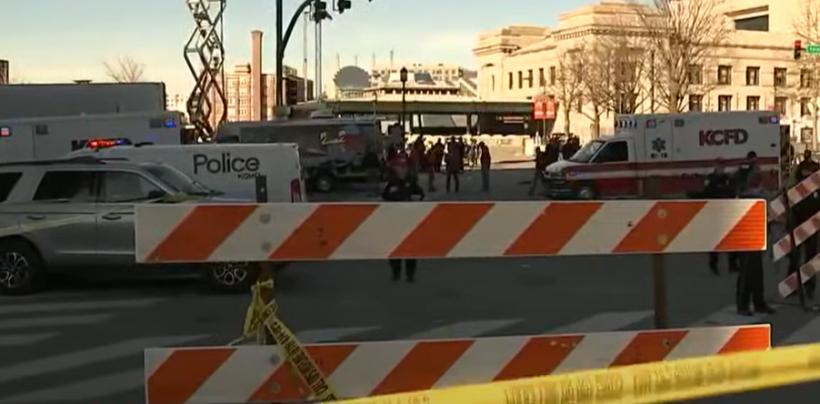 Atac armat cu 21 de victime la parada Kansas City Chiefs, câștigătoarea Super Bowl. Printre răniți sunt și copii. Update: O persoană a decedat 18884687