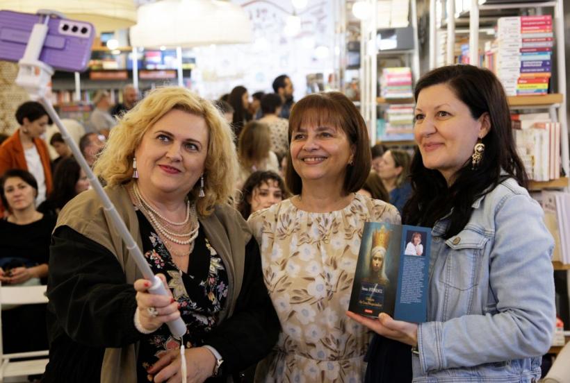 România ar trebui să aibă de o sută de ori mai mulți cititori, ca să se poată trăi din scris. Dialog de inimă (roșie) cu scriitoarea Simona Antonescu 18884519