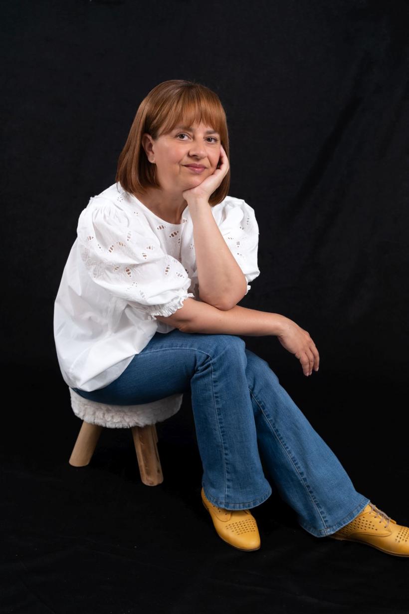 România ar trebui să aibă de o sută de ori mai mulți cititori, ca să se poată trăi din scris. Dialog de inimă (roșie) cu scriitoarea Simona Antonescu 18884520