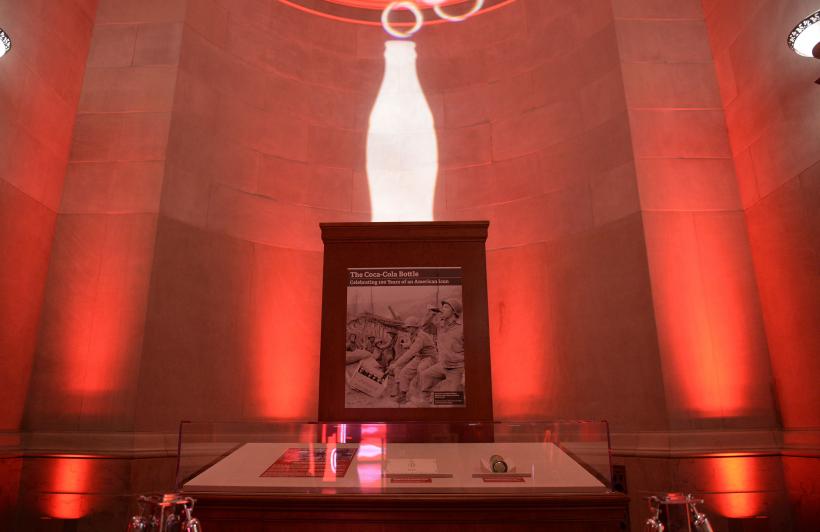 Stiați că? Sticla de Coca Cola a fost inspirată de formele sex-simbolului Mae West 18884628