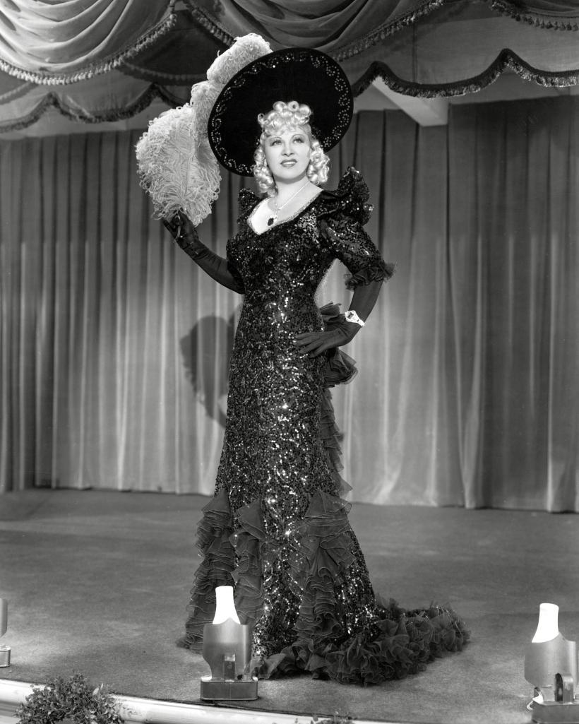 Stiați că? Sticla de Coca Cola a fost inspirată de formele sex-simbolului Mae West 18884632