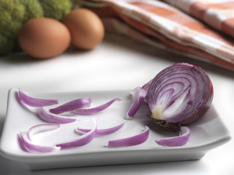 Crudă, sotată sau caramelizată, ceapa este nelipsită din bucătărie. Adaugă savoare mâncărurilor și nenumărate beneficii pentru sănătate   18884879