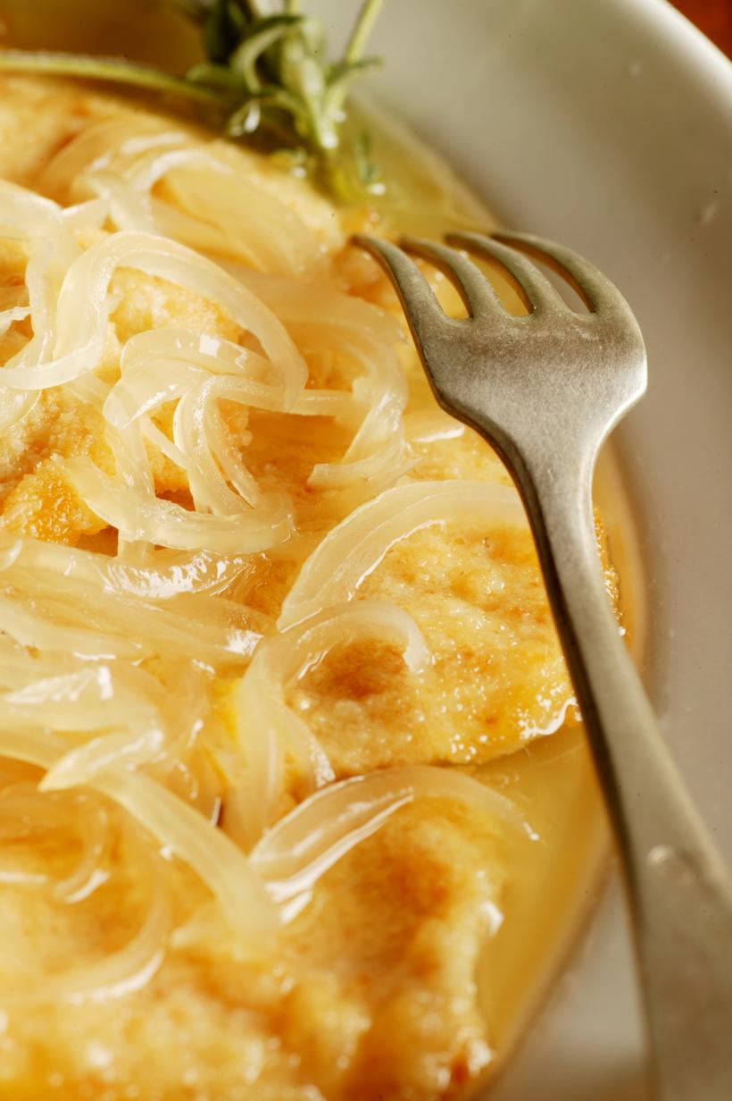 Crudă, sotată sau caramelizată, ceapa este nelipsită din bucătărie. Adaugă savoare mâncărurilor și nenumărate beneficii pentru sănătate   18884880