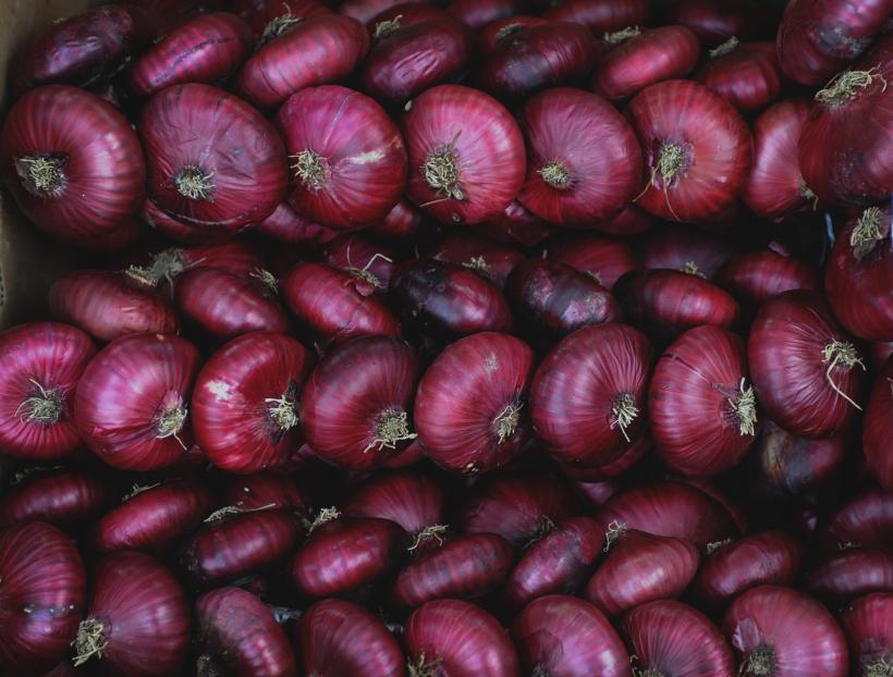 Crudă, sotată sau caramelizată, ceapa este nelipsită din bucătărie. Adaugă savoare mâncărurilor și nenumărate beneficii pentru sănătate   18884881