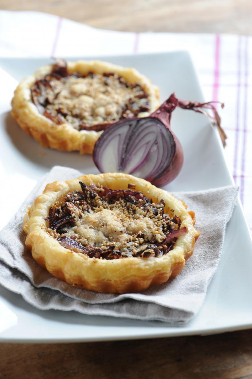 Crudă, sotată sau caramelizată, ceapa este nelipsită din bucătărie. Adaugă savoare mâncărurilor și nenumărate beneficii pentru sănătate   18884883