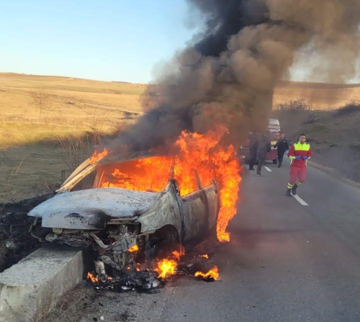 O șoferiță de 66 de ani a murit, după ce mașina sa a intrat într-un capăt de pod și a luat foc
