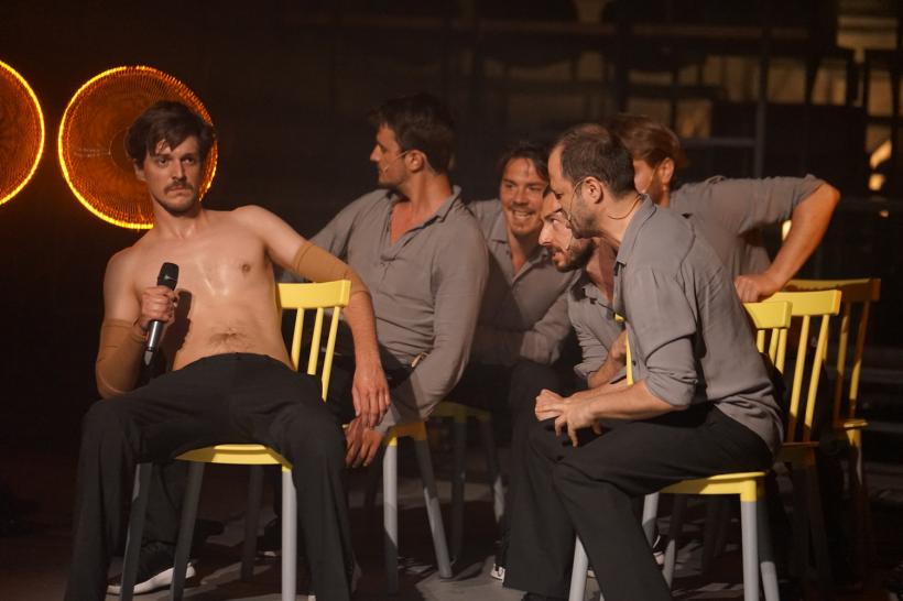 Familia Addams vizitează Craiova, Outfitul șearpelui se vede la București 18884650