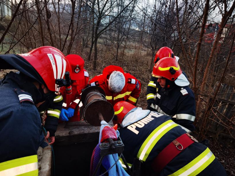 O femeie de 53 de ani a fost salvată după ce a căzut într-o fântână adâncă de 10 metri