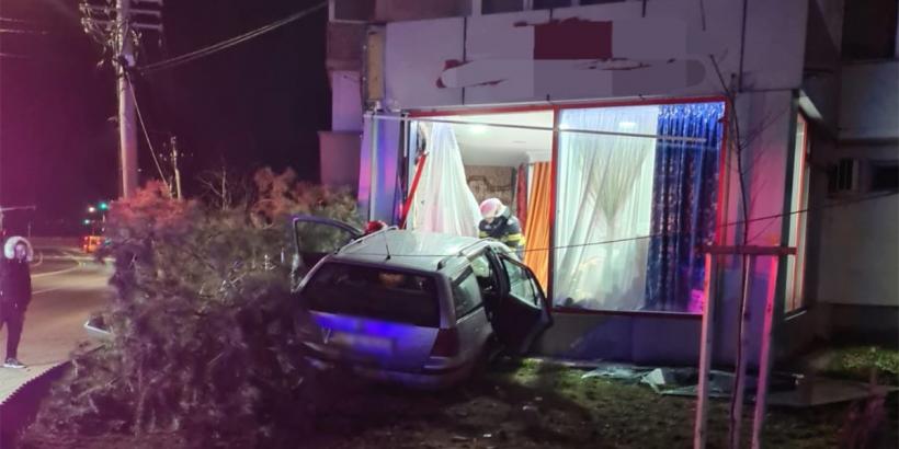 Un șofer a intrat cu mașina într-un magazin din Piatra-Neamț 