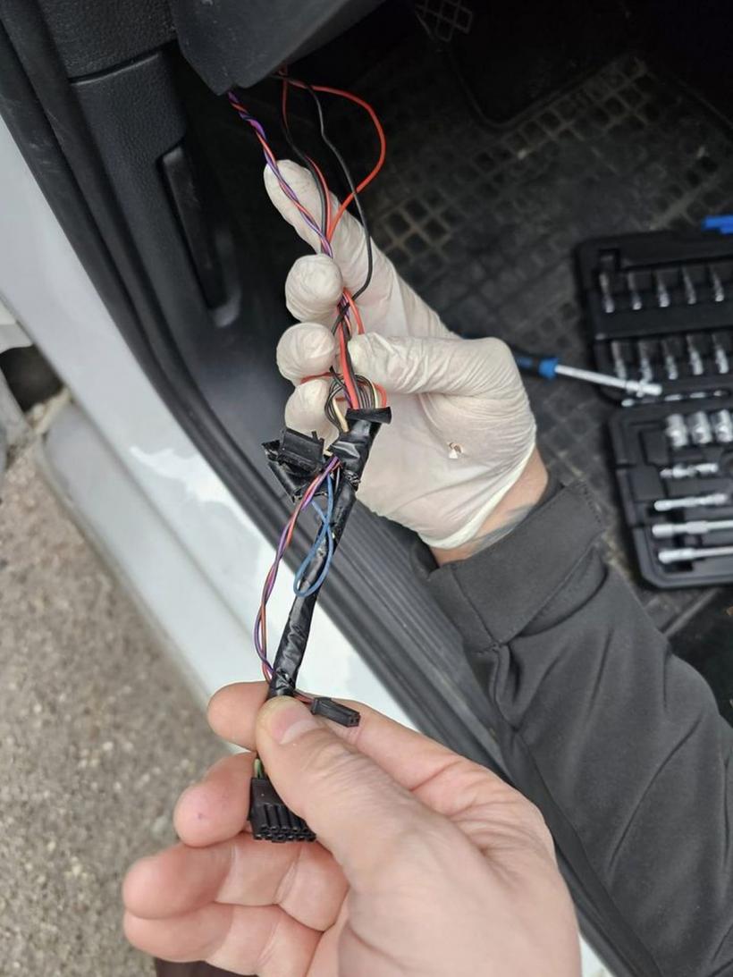 Prefectul de Olt acuză că cineva i-a montat un ”sistem de localizare prin GPS” sub mașină. A făcut sesizare la poliție 18885482