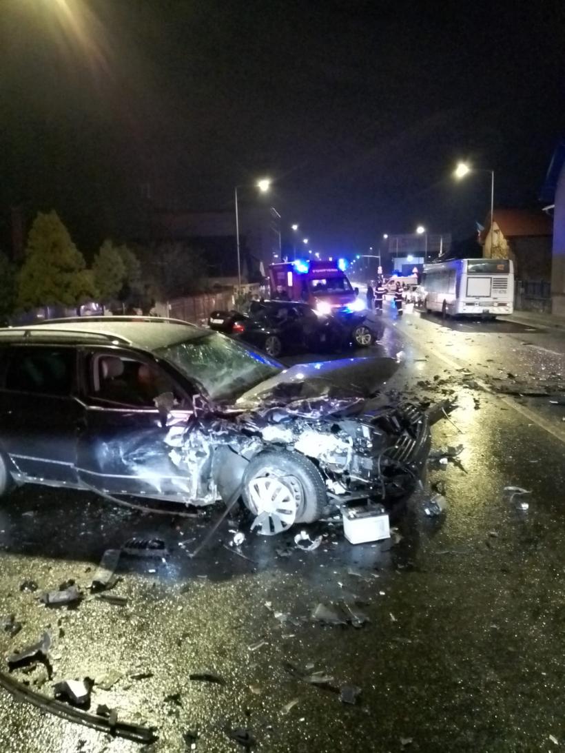 Accident teribil la Cluj: Trei adulți și un copil, răniți după un accident între două mașini și un autobuz