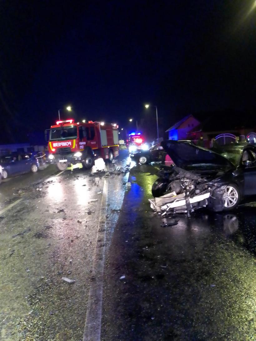 Accident teribil la Cluj: Trei adulți și un copil, răniți după un accident între două mașini și un autobuz 18885851