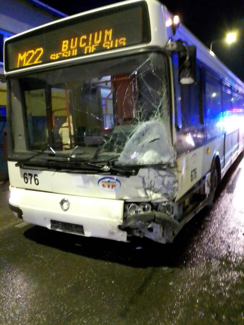 Accident teribil la Cluj: Trei adulți și un copil, răniți după un accident între două mașini și un autobuz 18885852