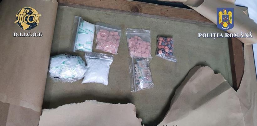 Trei persoane prinse în flagrant când vindeau peste 1 kg de droguri, arestate