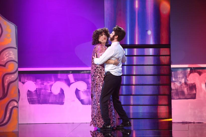 Emi şi Cuza, dublă provocare pe scena Te cunosc de undeva!  „Trebuie să intre în pielea maeștrilor travestiului românesc, doi monştri sacri ai teatrului românesc: Stela şi Arşinel!” 18885889