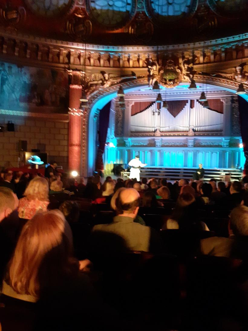 Grigore Leşe a transformat Ateneul Român într-o bisericuţă din Maramureş 18886045