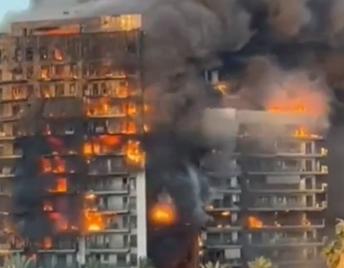 Incendiu nimicitor într-un bloc cu 14 etaje din Valencia. Nu se cunoaște numărul victimelor. Mai mulți pompieri sunt răniți