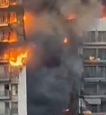Incendiu nimicitor într-un bloc cu 14 etaje din Valencia. Nu se cunoaște numărul victimelor. Mai mulți pompieri sunt răniți 18886042