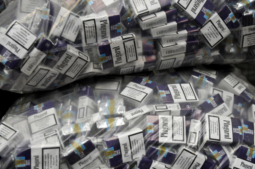 Sute de mii de pachete cu țigări și parfumuri, descoperite la Vama Giurgiu