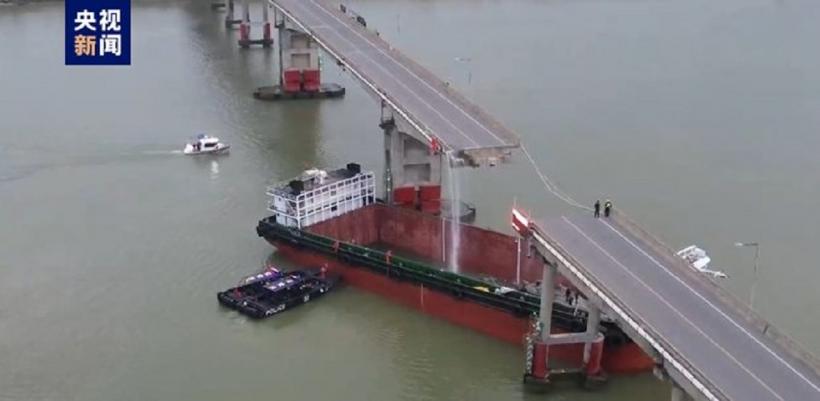 Un vapor a lovit un pod din China. Mai multe mașini au căzut în apă